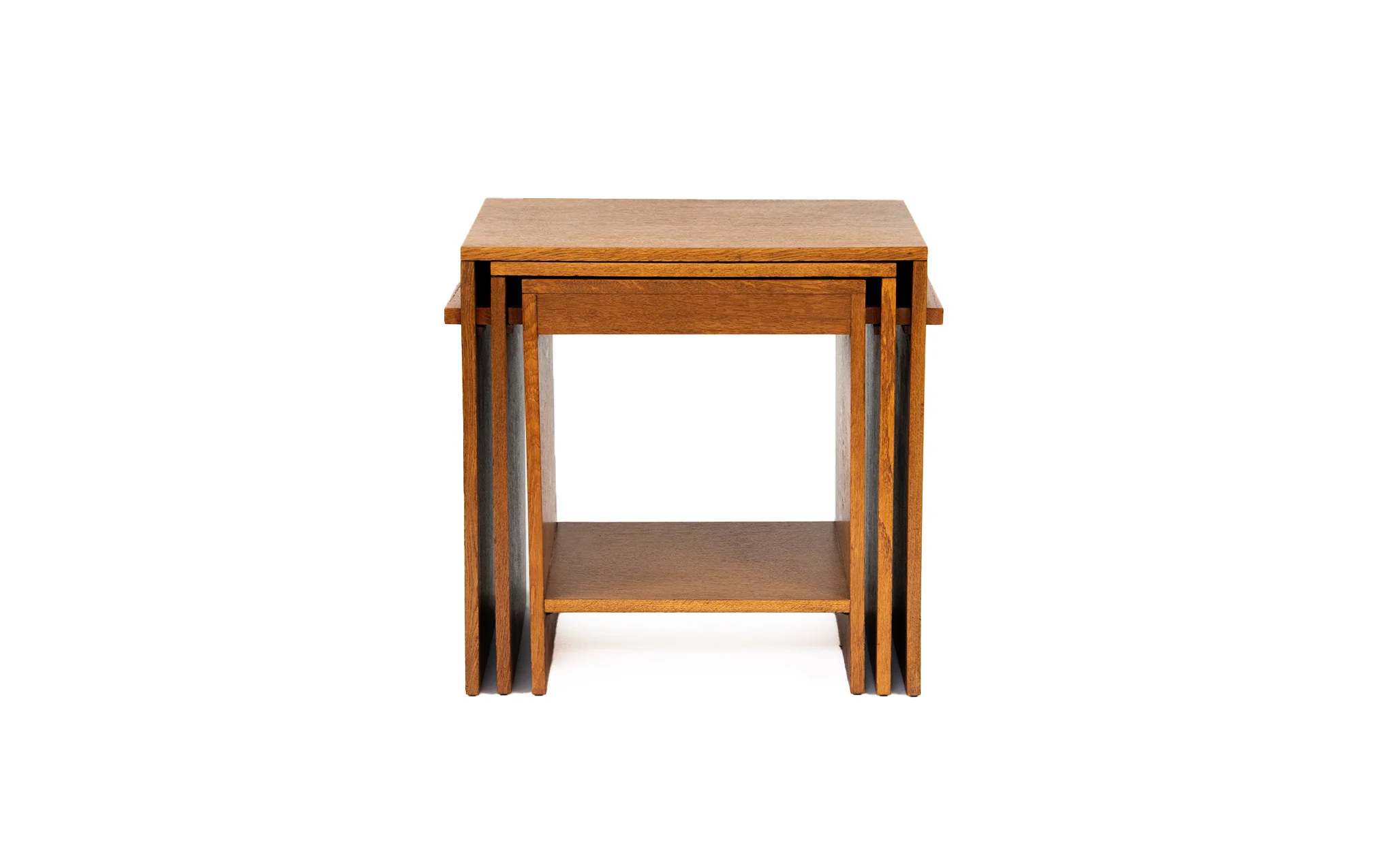 Bowman Brothers nest of 3 oak tables - Image 3
