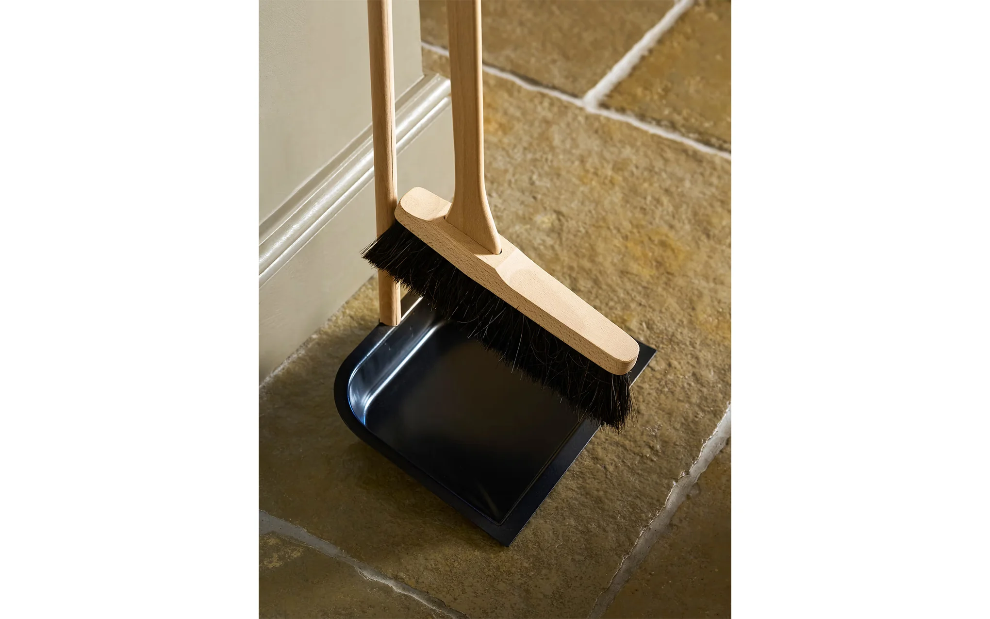 Classic dustpan & brush with beech handle - Image 2