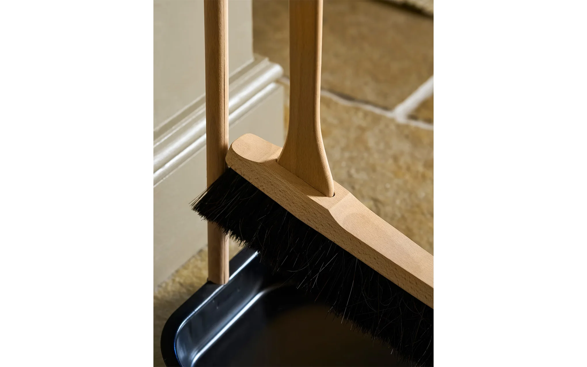 Classic dustpan & brush with beech handle - Image 3