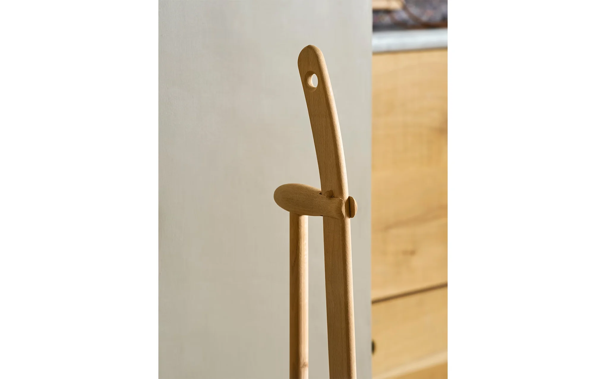 Classic dustpan & brush with beech handle - Image 4