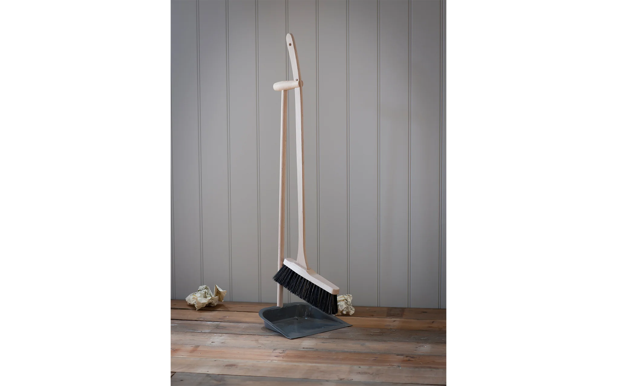 Classic dustpan & brush with beech handle - Image 5