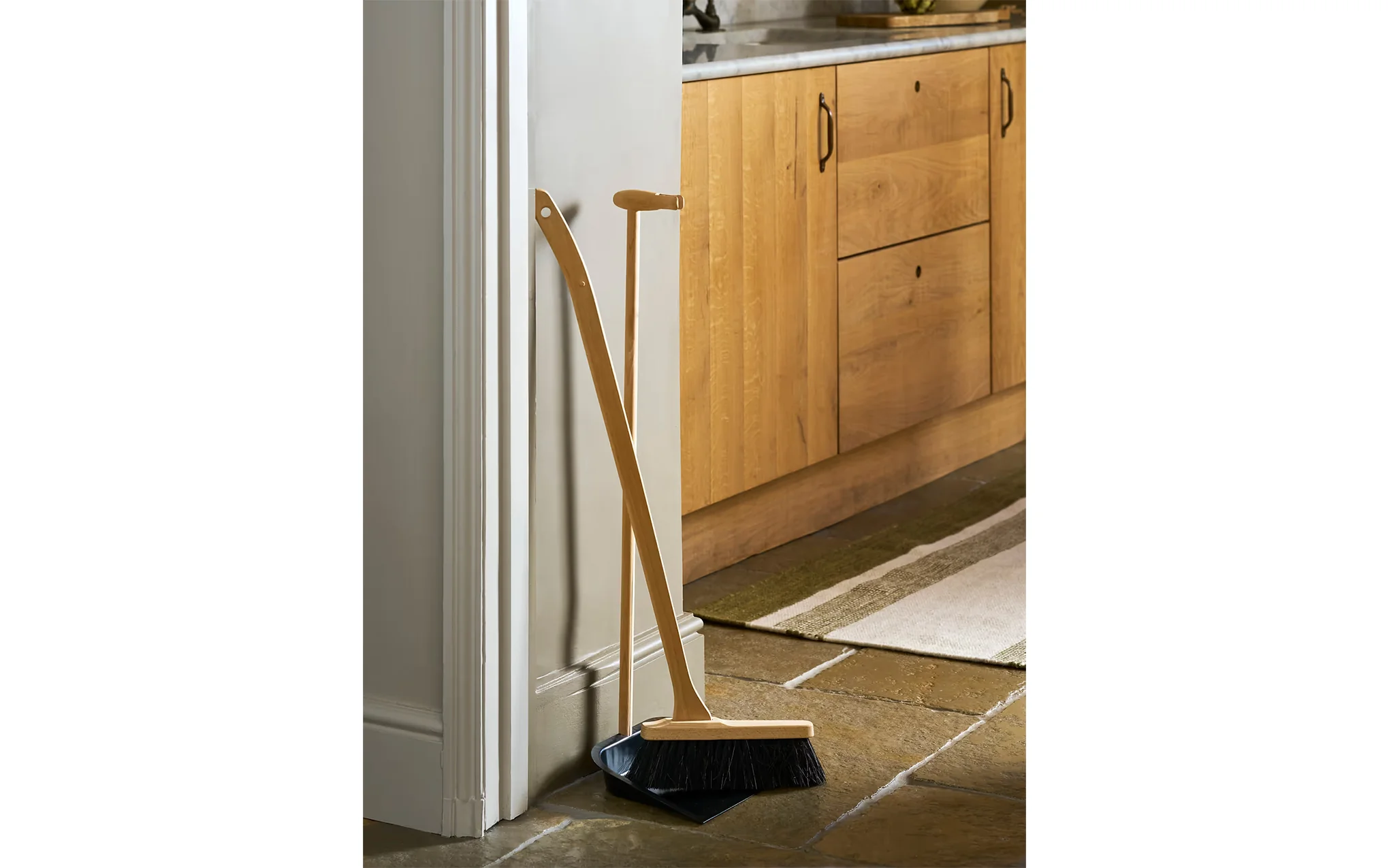 Classic dustpan & brush with beech handle - Image 6
