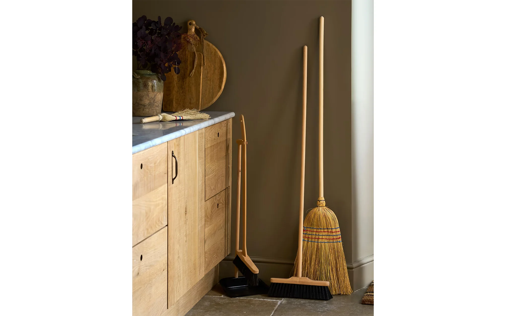 Classic dustpan & brush with beech handle - Image 7