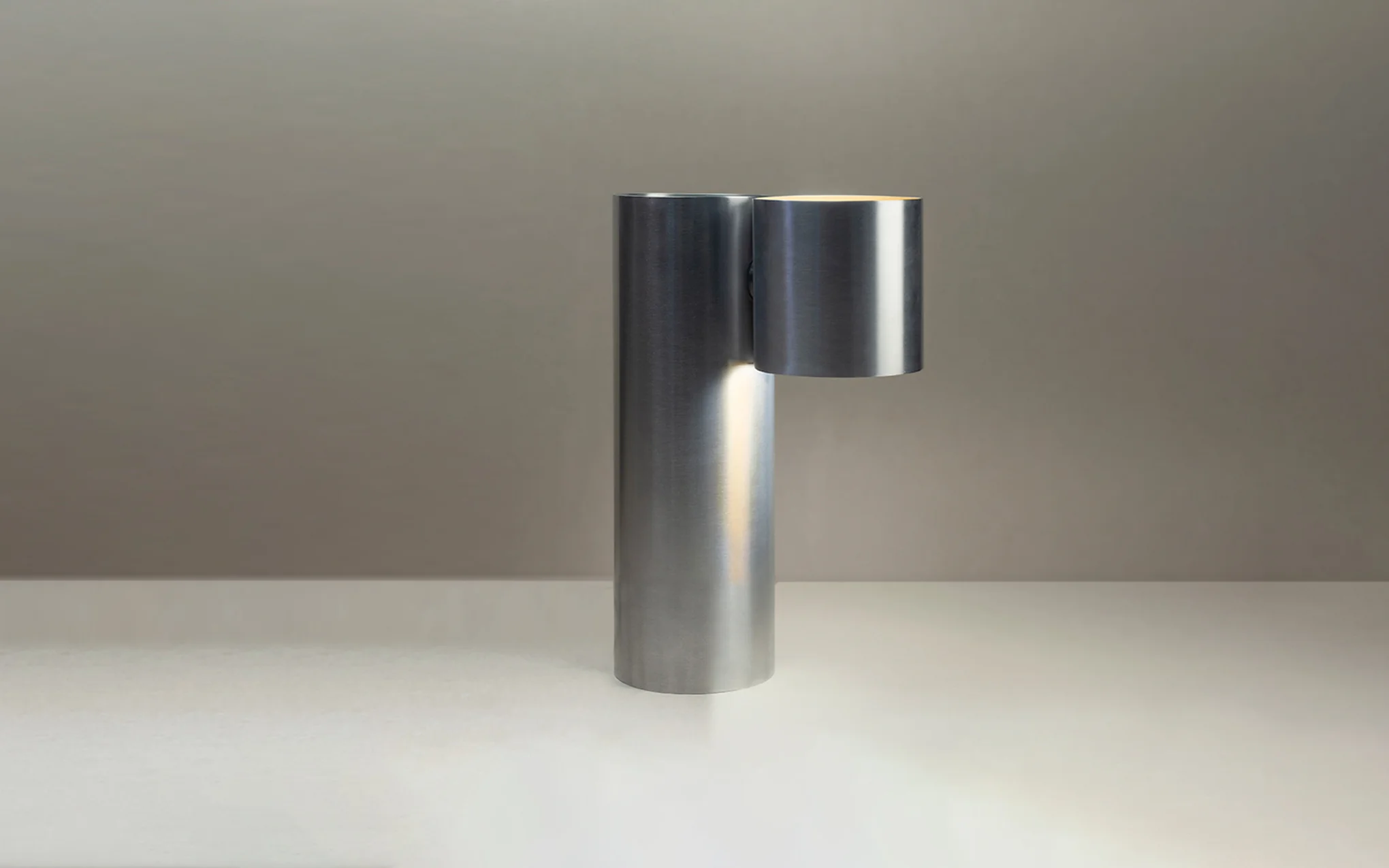 Clearance Drum D2 desk lamp - brushed aluminium - Image 2