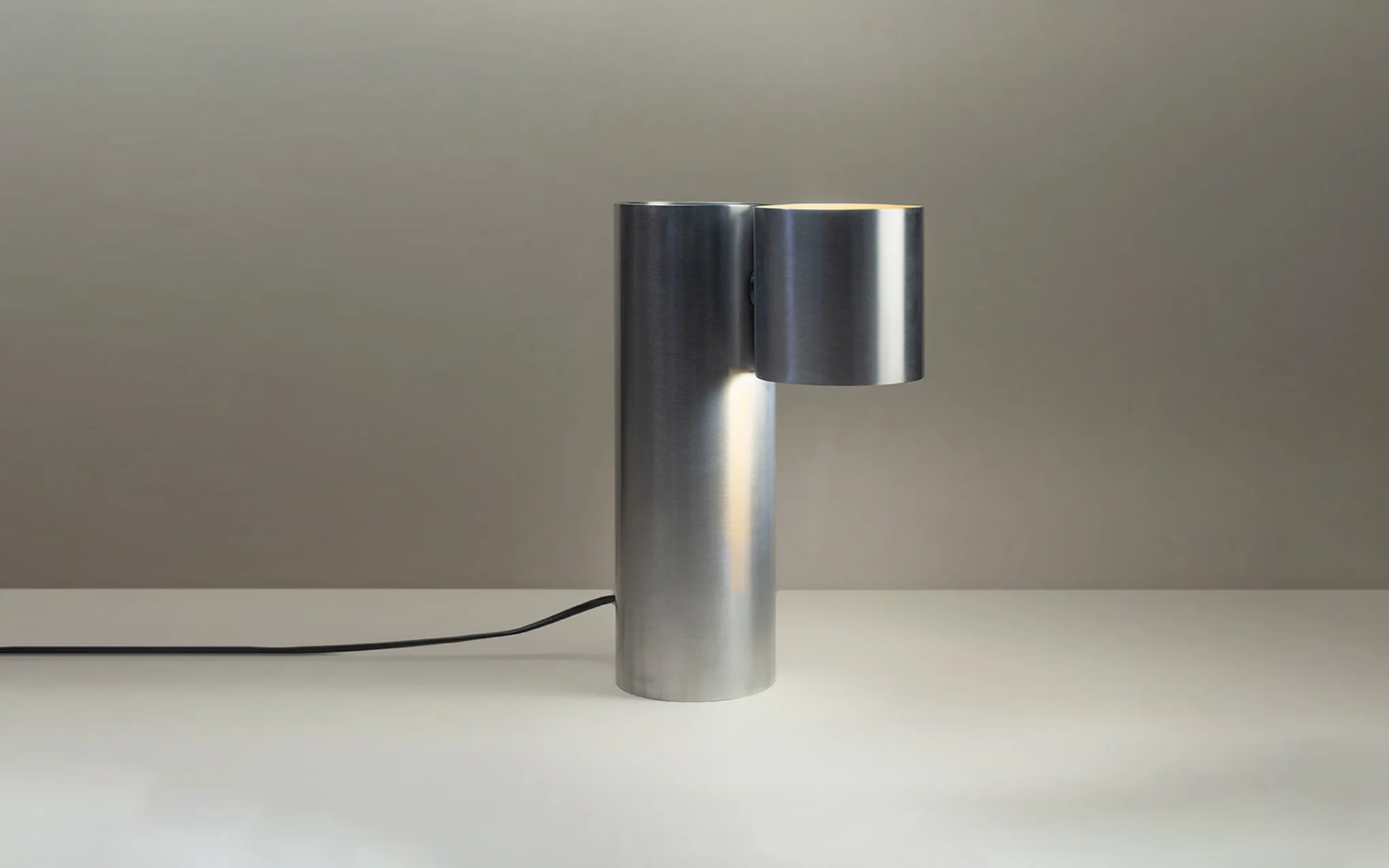 Clearance Drum D2 desk lamp - brushed aluminium - Image 3