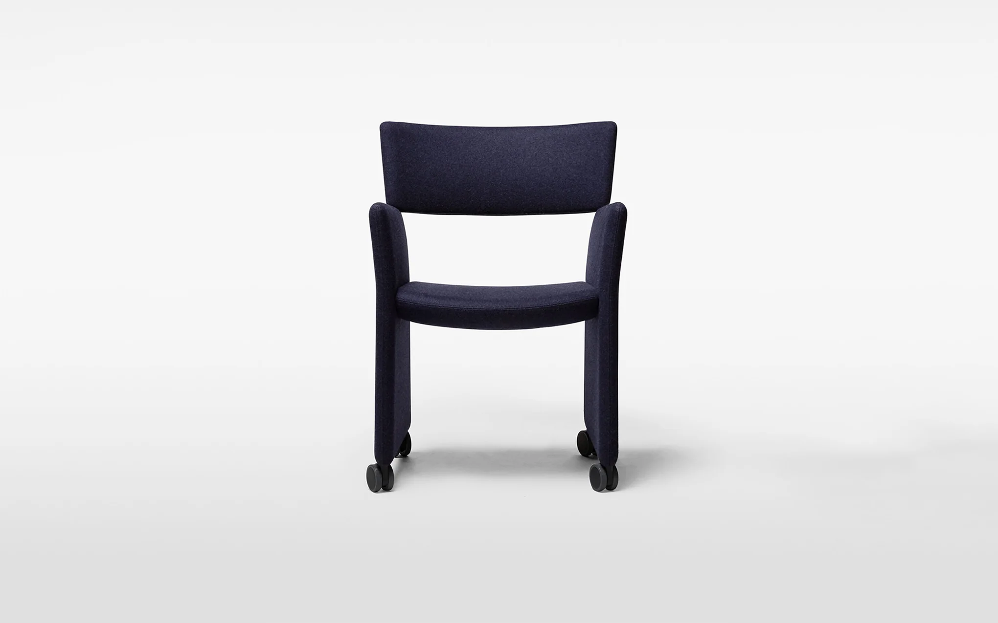 Crown armchair with castors - Image 2