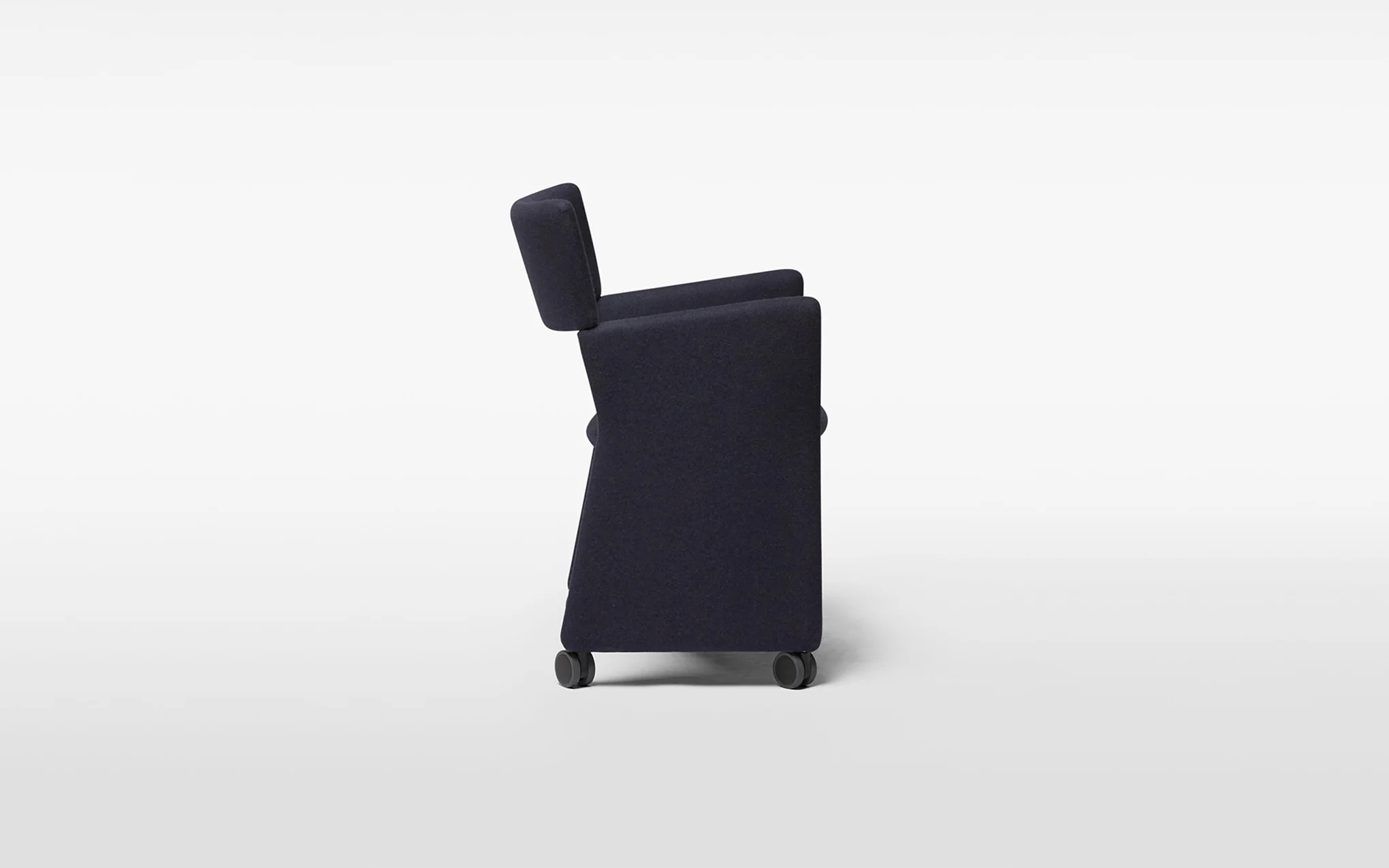 Crown armchair with castors - Image 3