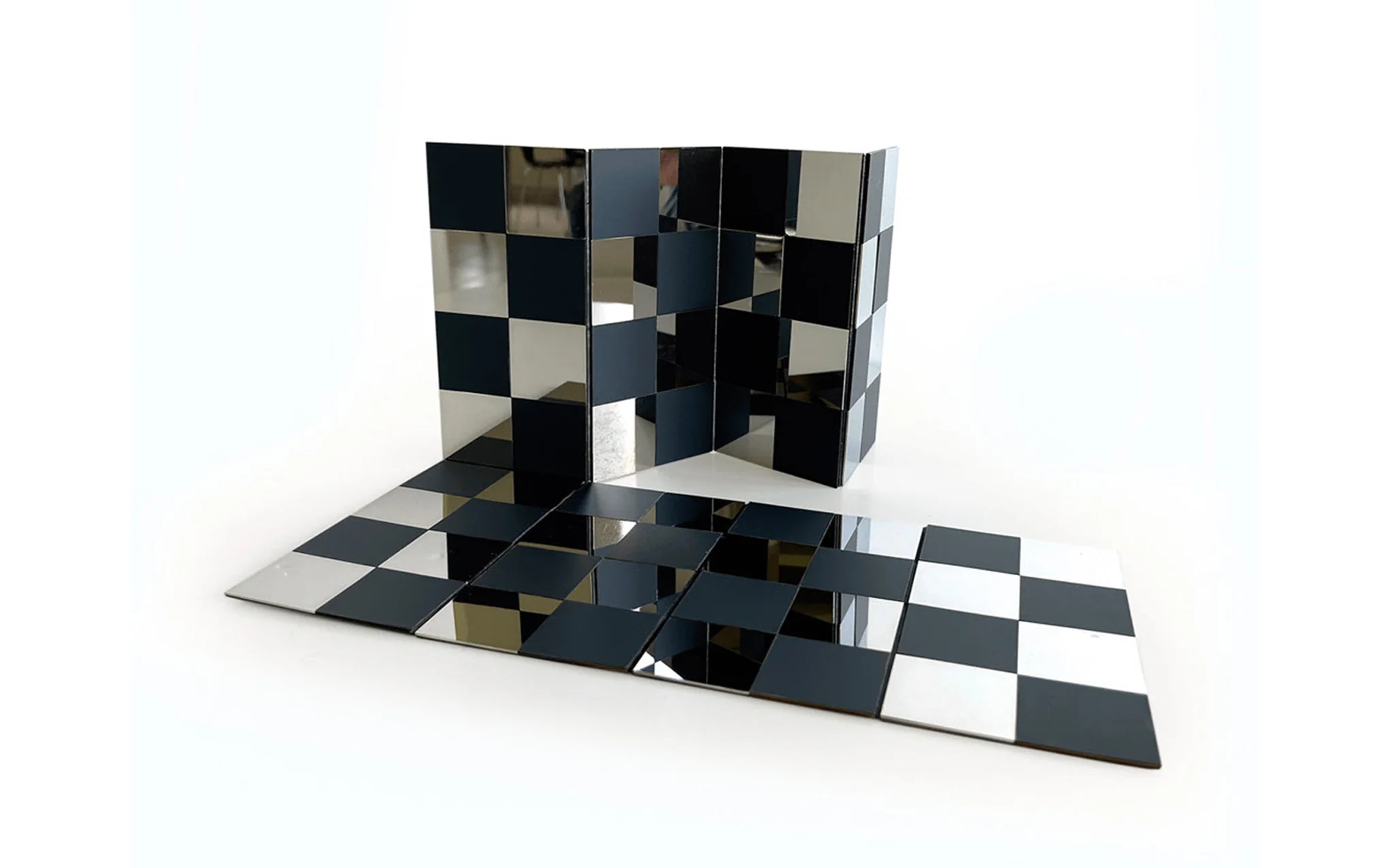 Cy Endfield travel chess set - Image 7