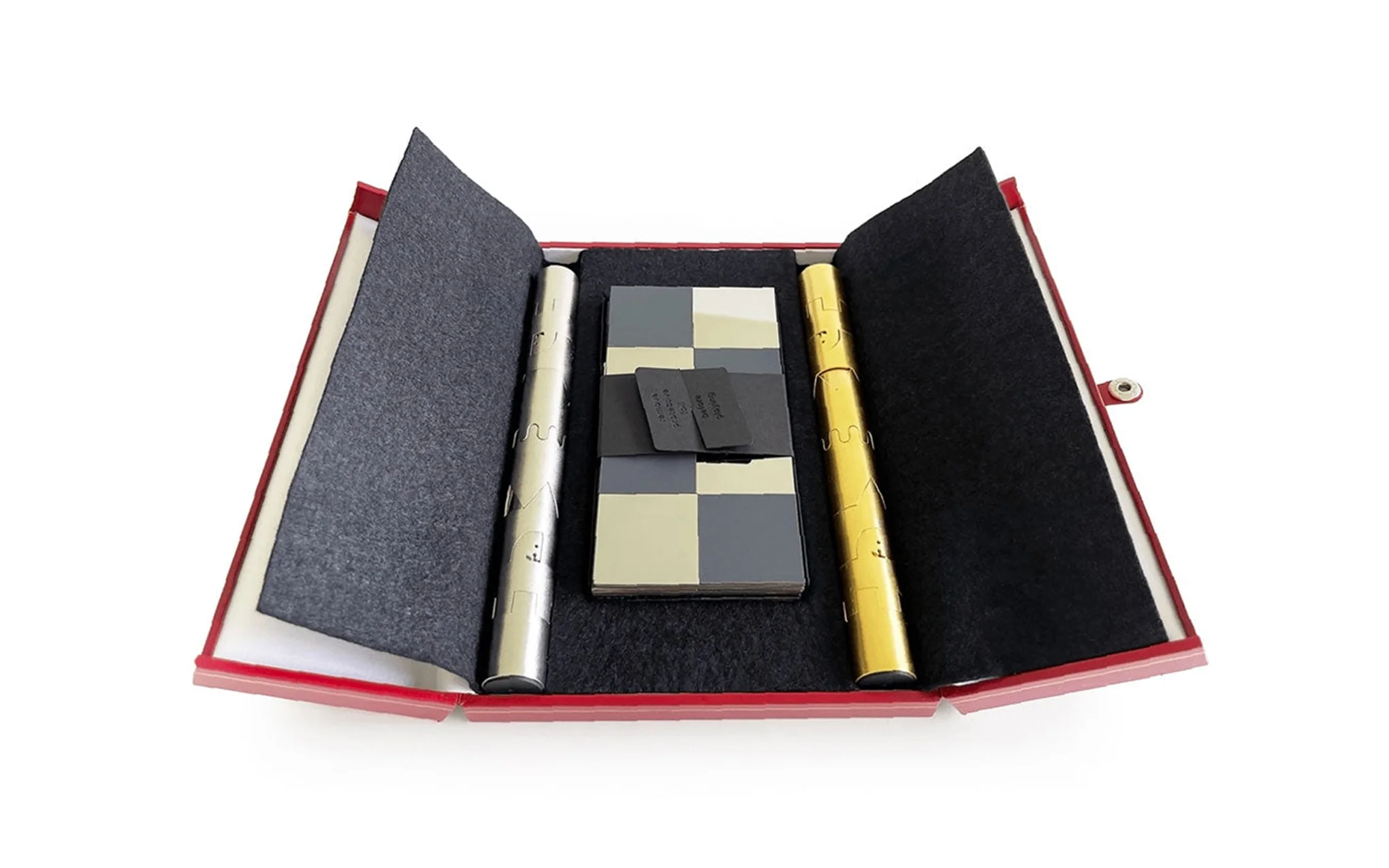 Cy Endfield travel chess set - Image 8