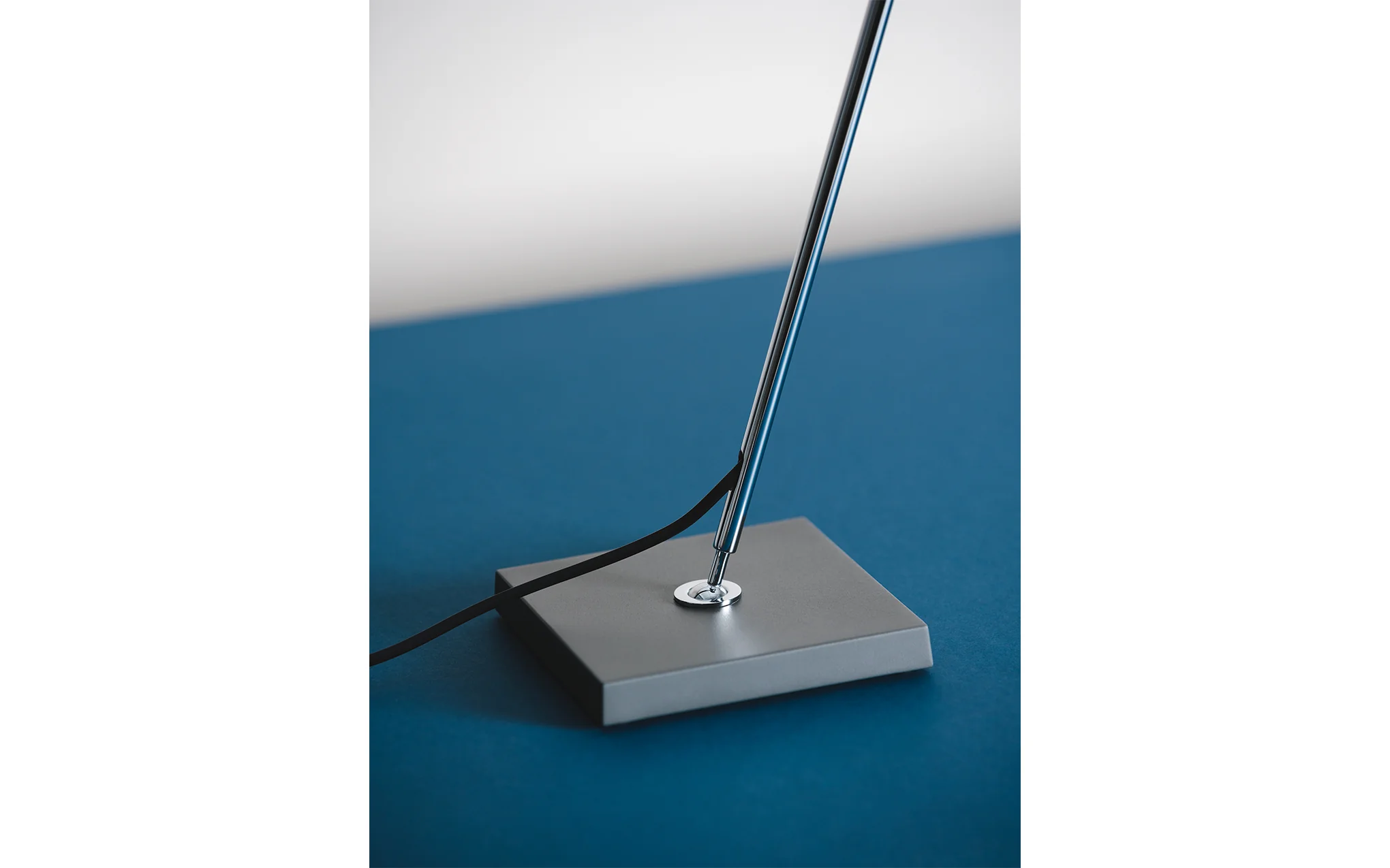 Ex-Display Gira table light - black anodized aluminium - Image 3