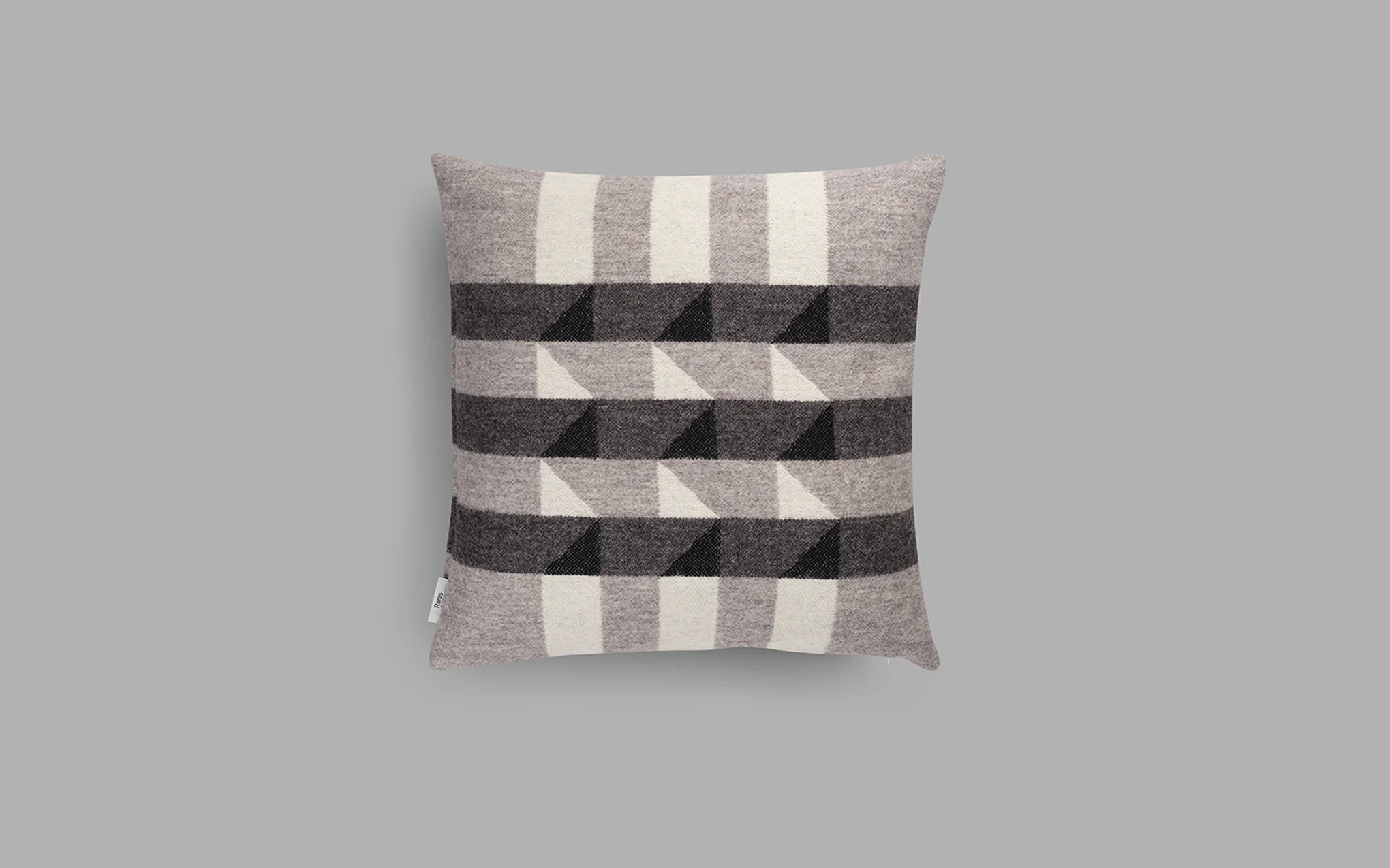 Kvam cushion - greyscale - Image 2
