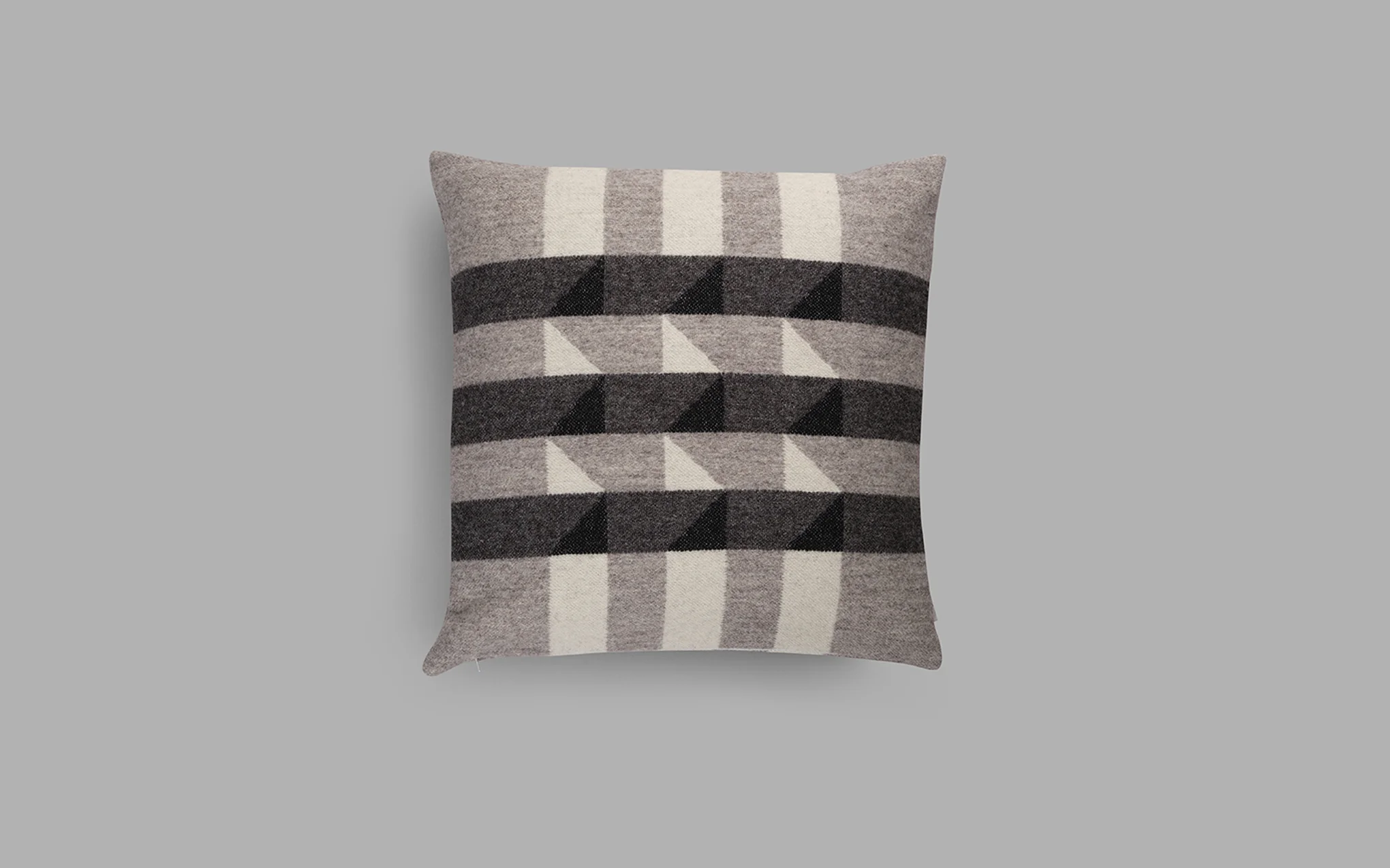 Kvam cushion - greyscale - Image 4