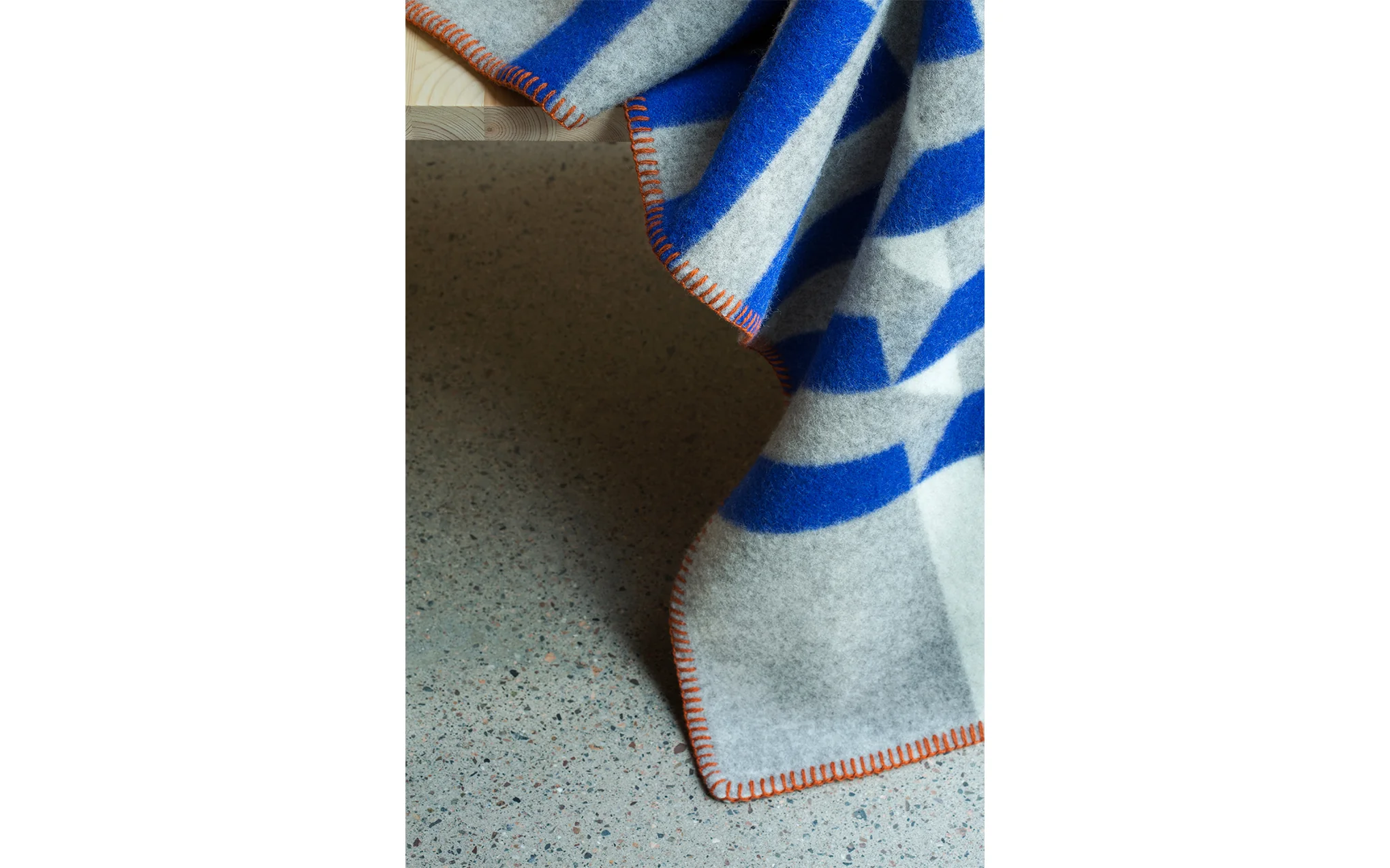 Kvam throw - blue - Image 11