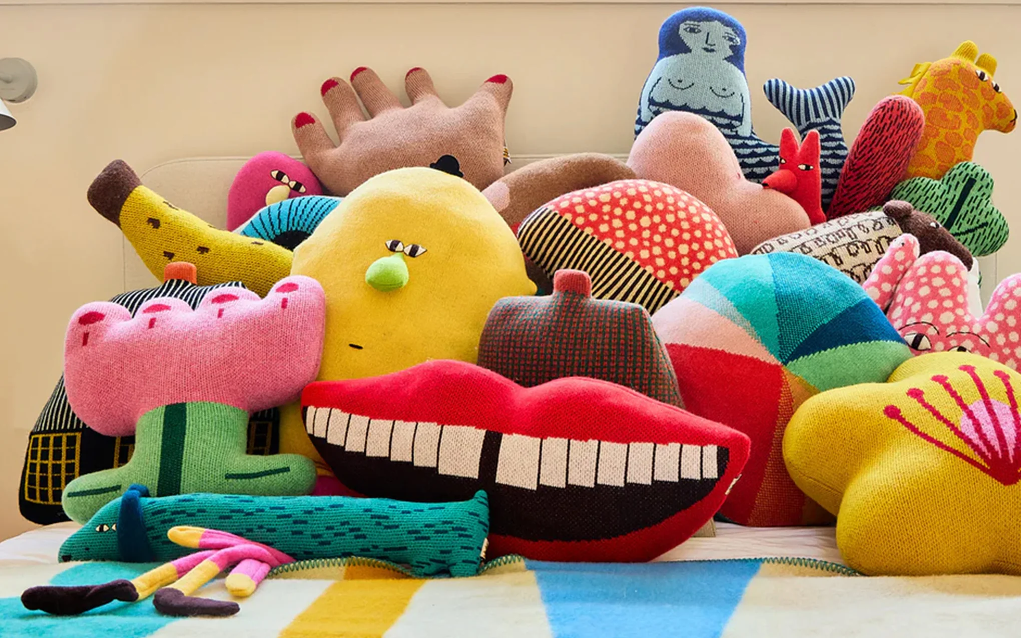 Smile Shaped cushion - Image 4