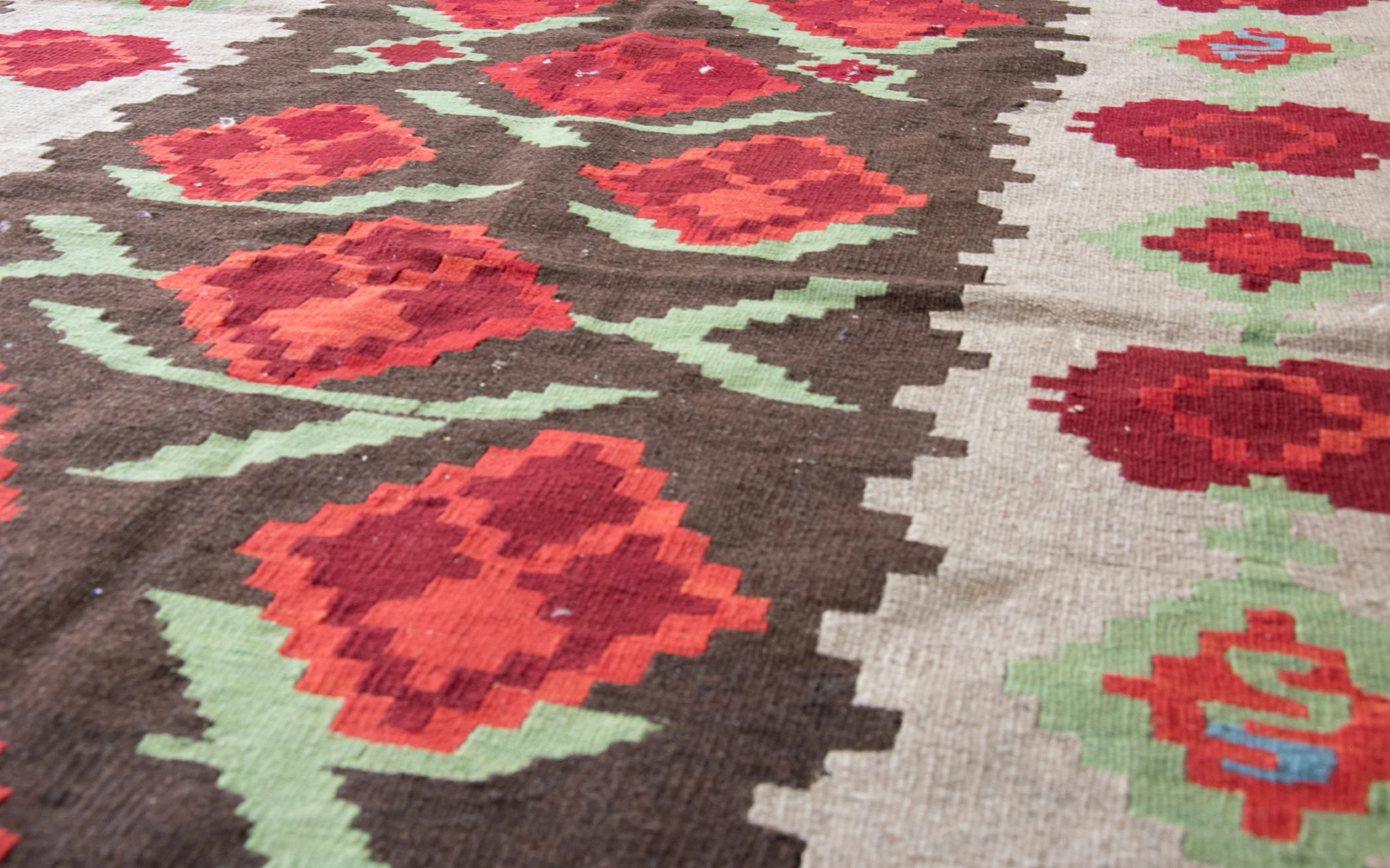Vintage floral rug - Image 2